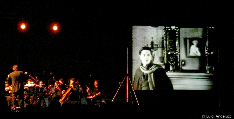 The Lodger - Music by Roberto Molinelli